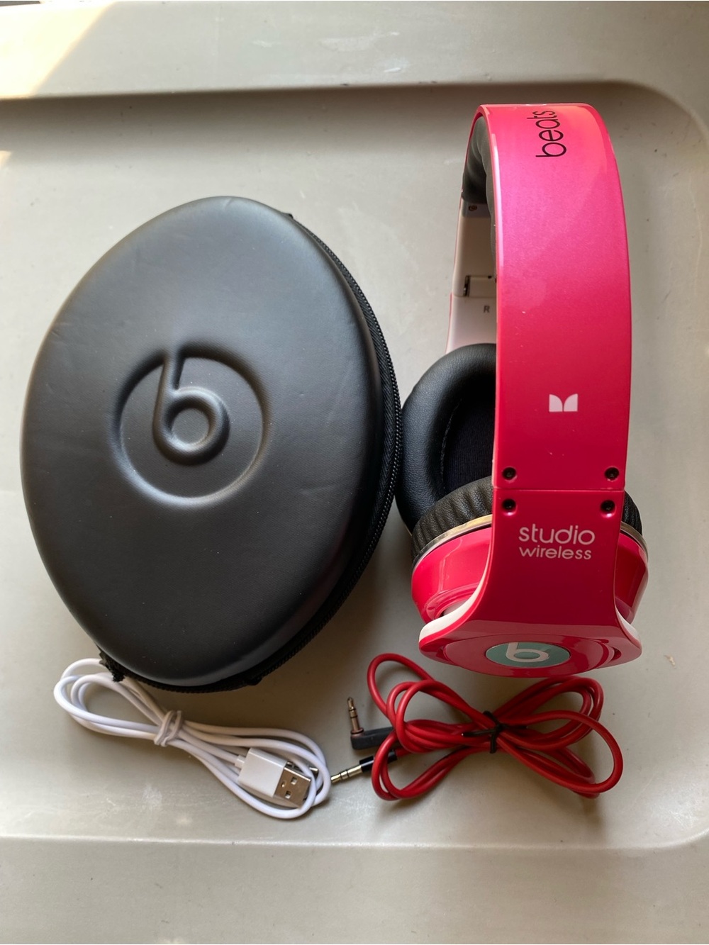 Beats Studio Monster Wireless Headphones (Read)